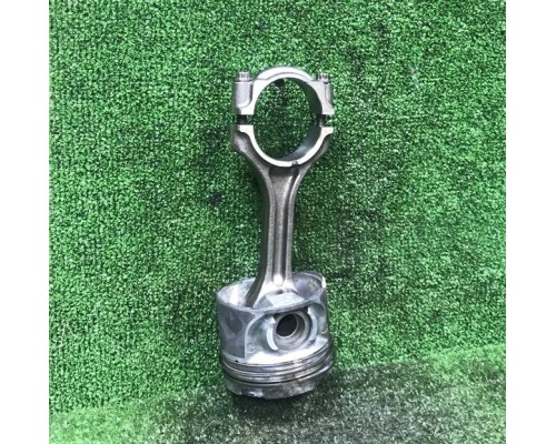 Поршень с шатуном Mitsubishi L200 2015- 4N15 1110D472 б.у