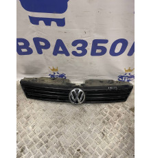Решетка радиатора Volkswagen Jetta 2011 - (ДО 2015 ГОДА 5C6853651QWA) б/у