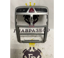 Рамка магнитолы с кнопками аварийки и дефлекторами (серебро) Peugeot 307 б/у