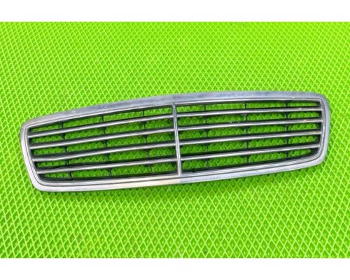 Решетка радиатора Mercedes-Benz W203 2000-2006 б/у Решетка радиатора Mercedes-Benz W203 2000-2006 б/у