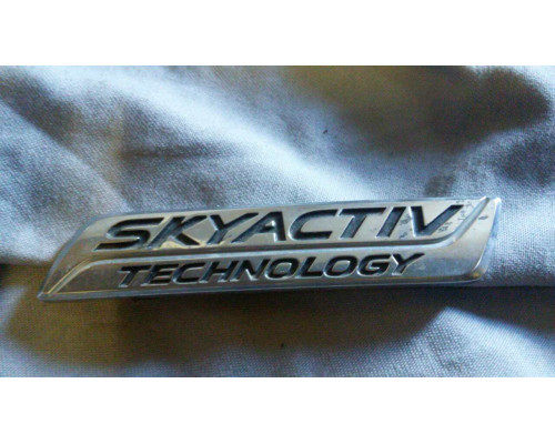 Эмблема крышки багажника Mazda 3 (BM) 2013- 2016 SKYACTIV TECHNOLOGY б/у